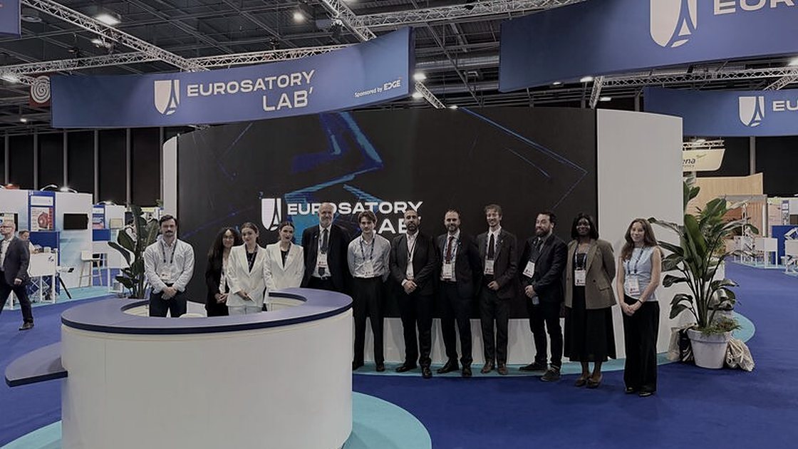 Le stand Eurosatory LAB et son équipe, à Villepinte