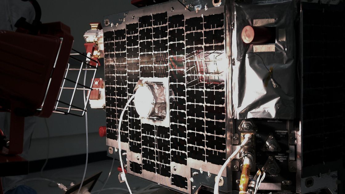 Panneaux solaires d'un satellite en essai
